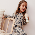 Kislány énekel a Liewood Beinta mikrofonba – játékos éneklés otthoni környezetben