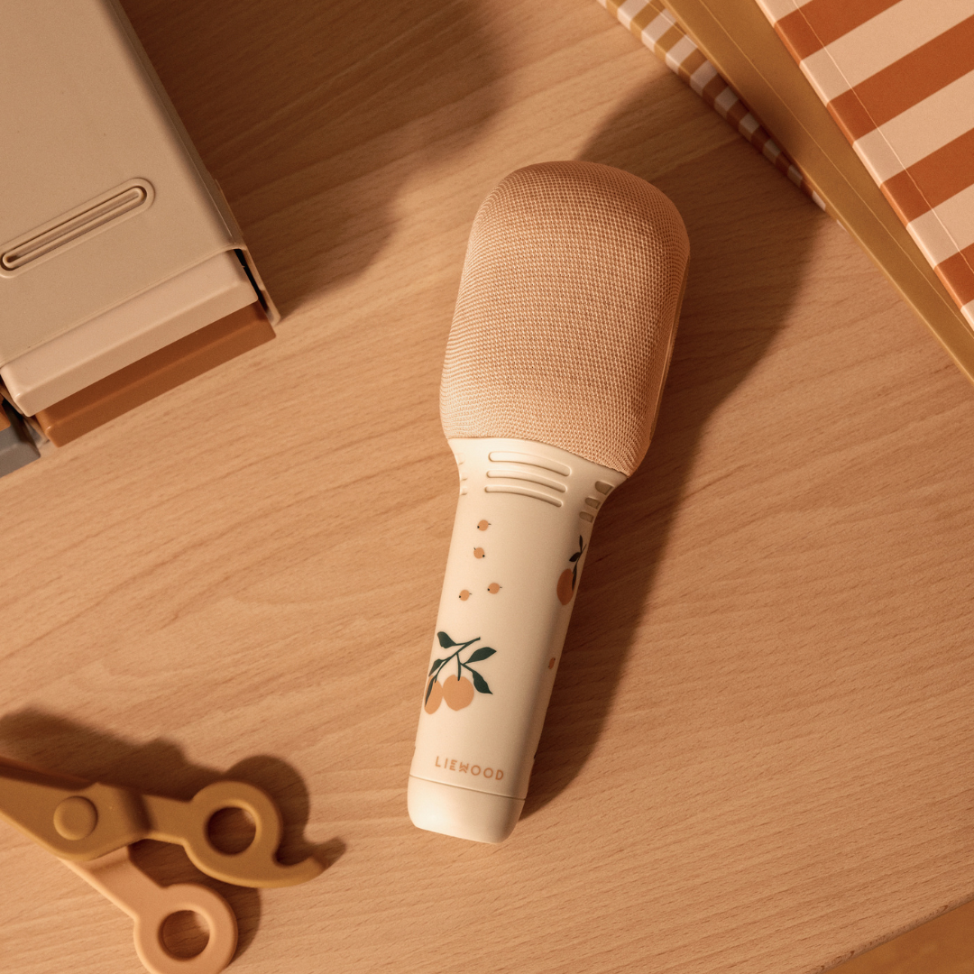 Liewood Beinta mikrofon egy asztalon – stílusos, letisztult dizájn gyerekszobában