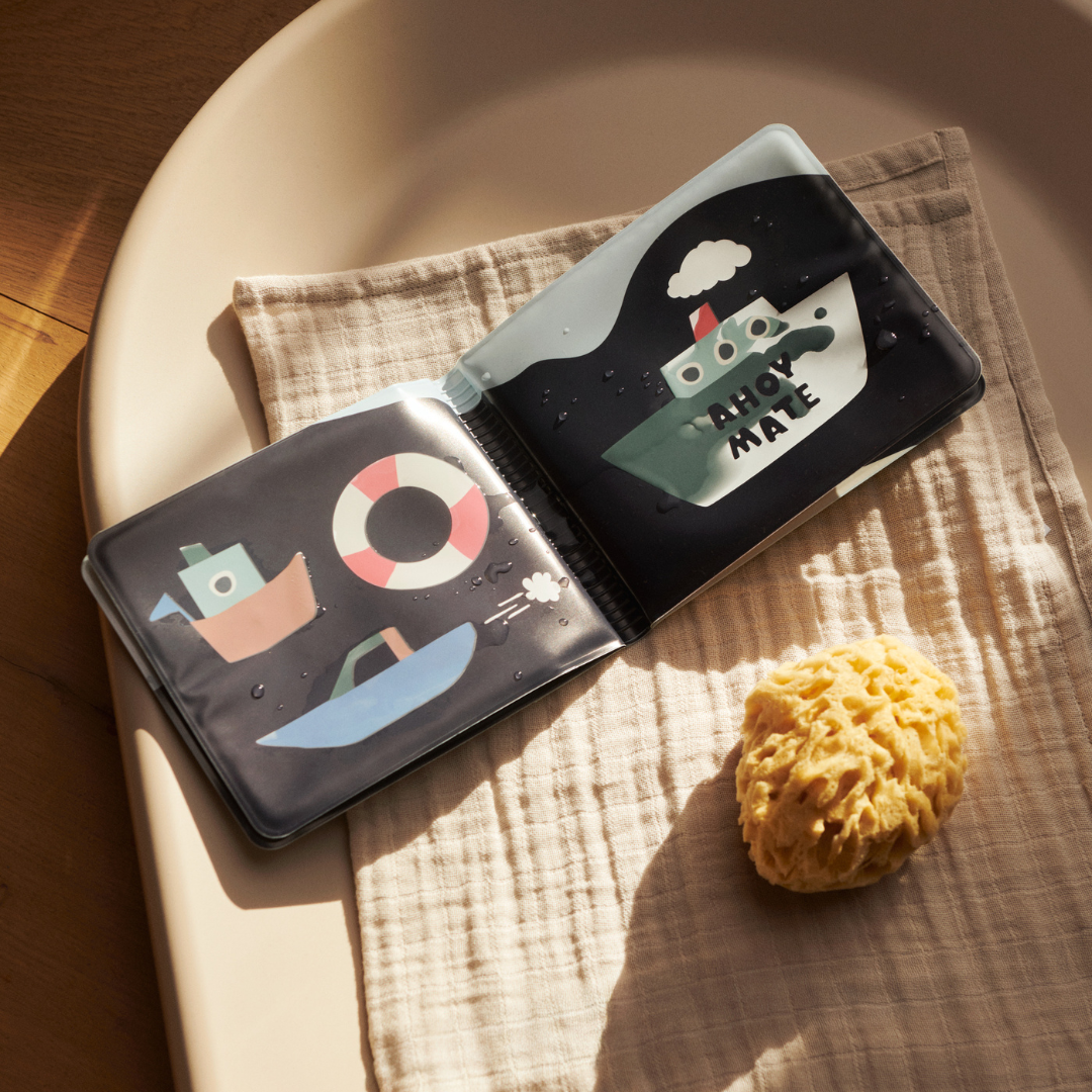 Pelenkázón Liewood fürdőkönyv vitorlás, hajós mintával