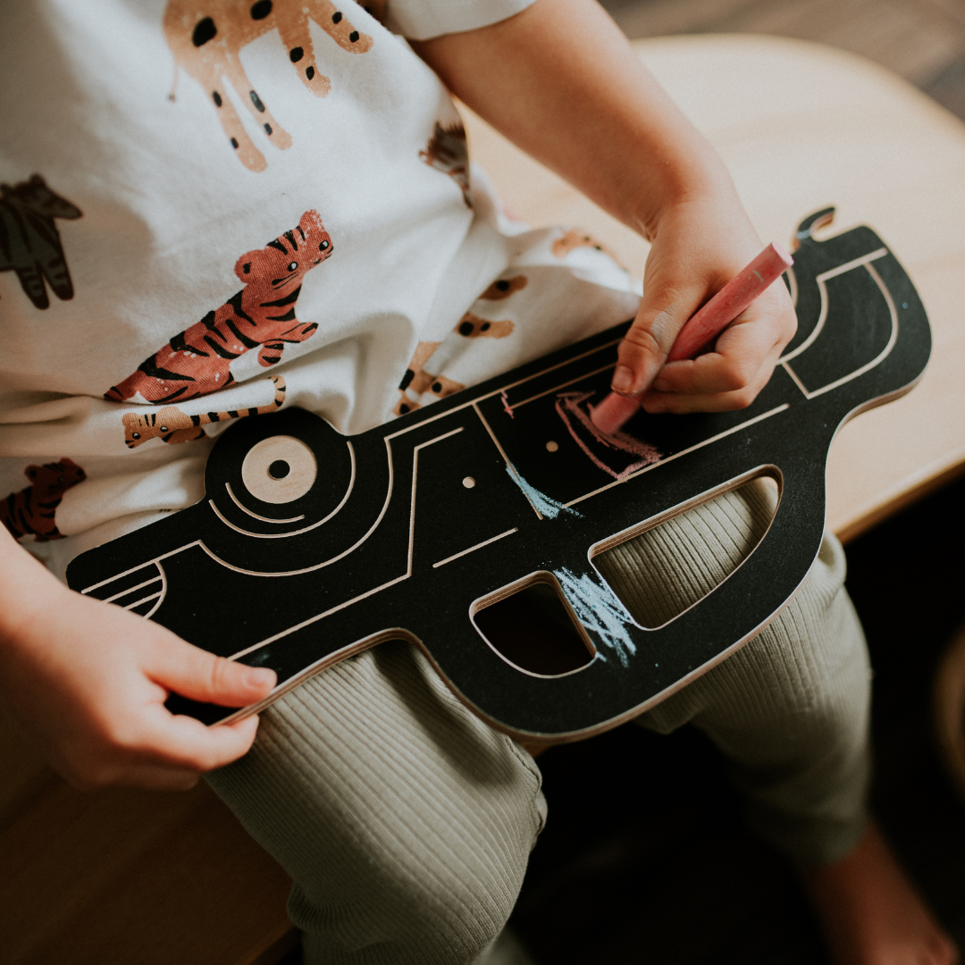 Rajztábla gyerekeknek négy színes krétával retro autó formában