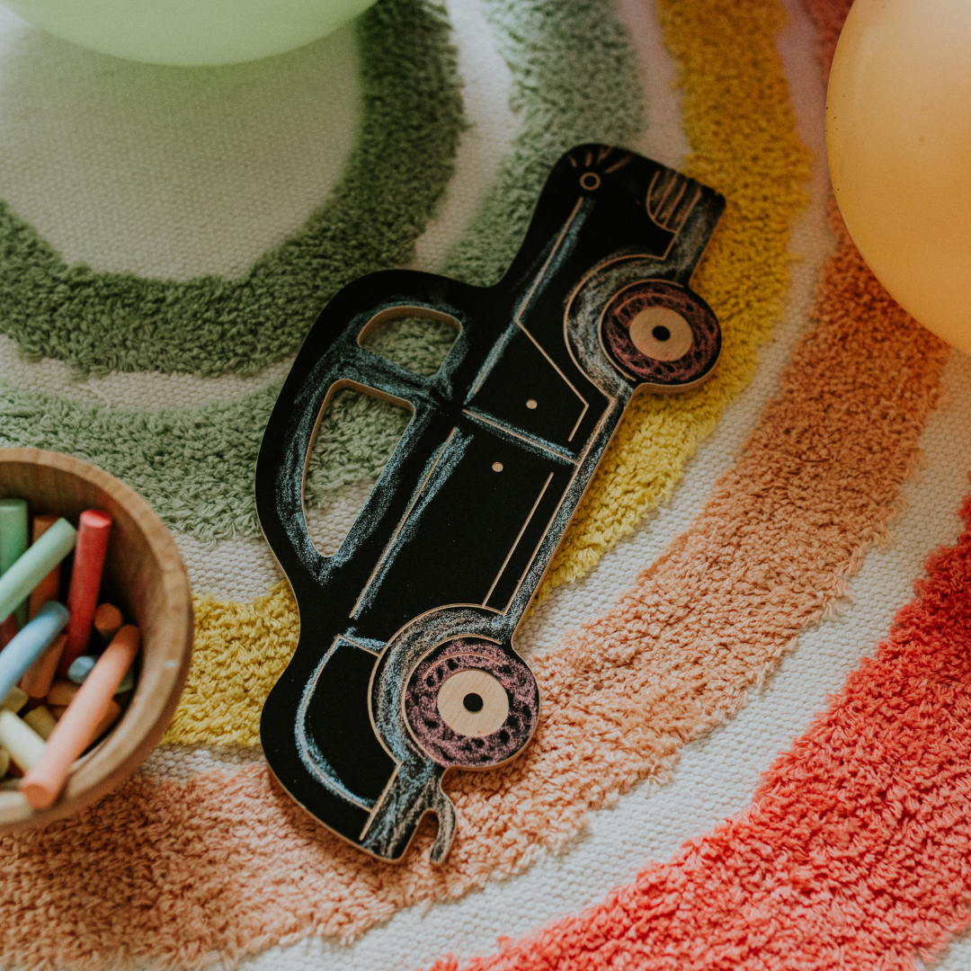 Milin rajztábla retro autó formával kréta rajzokkal