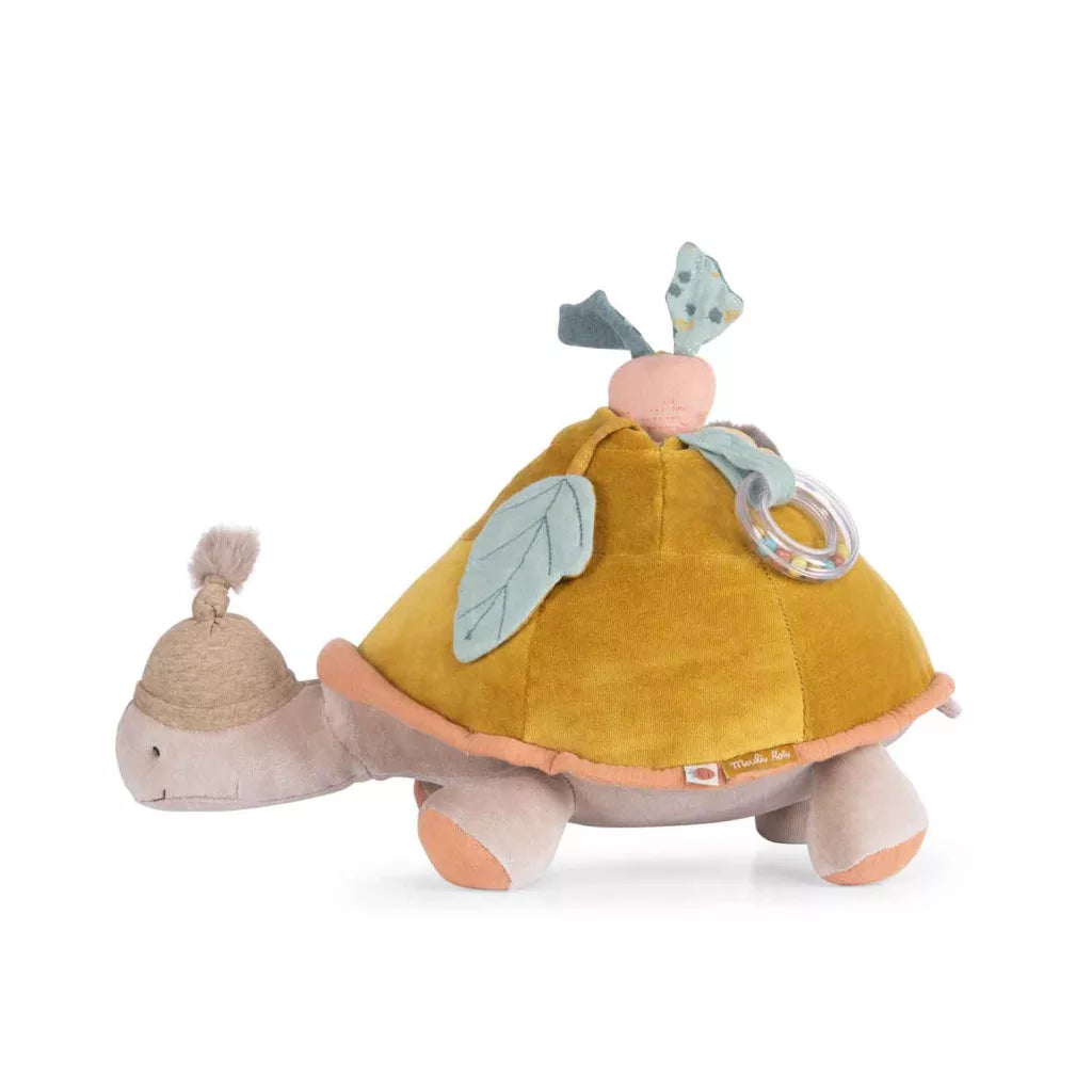 Moulin Roty készségfejlesztő teknős plüss játék oldalnézetből