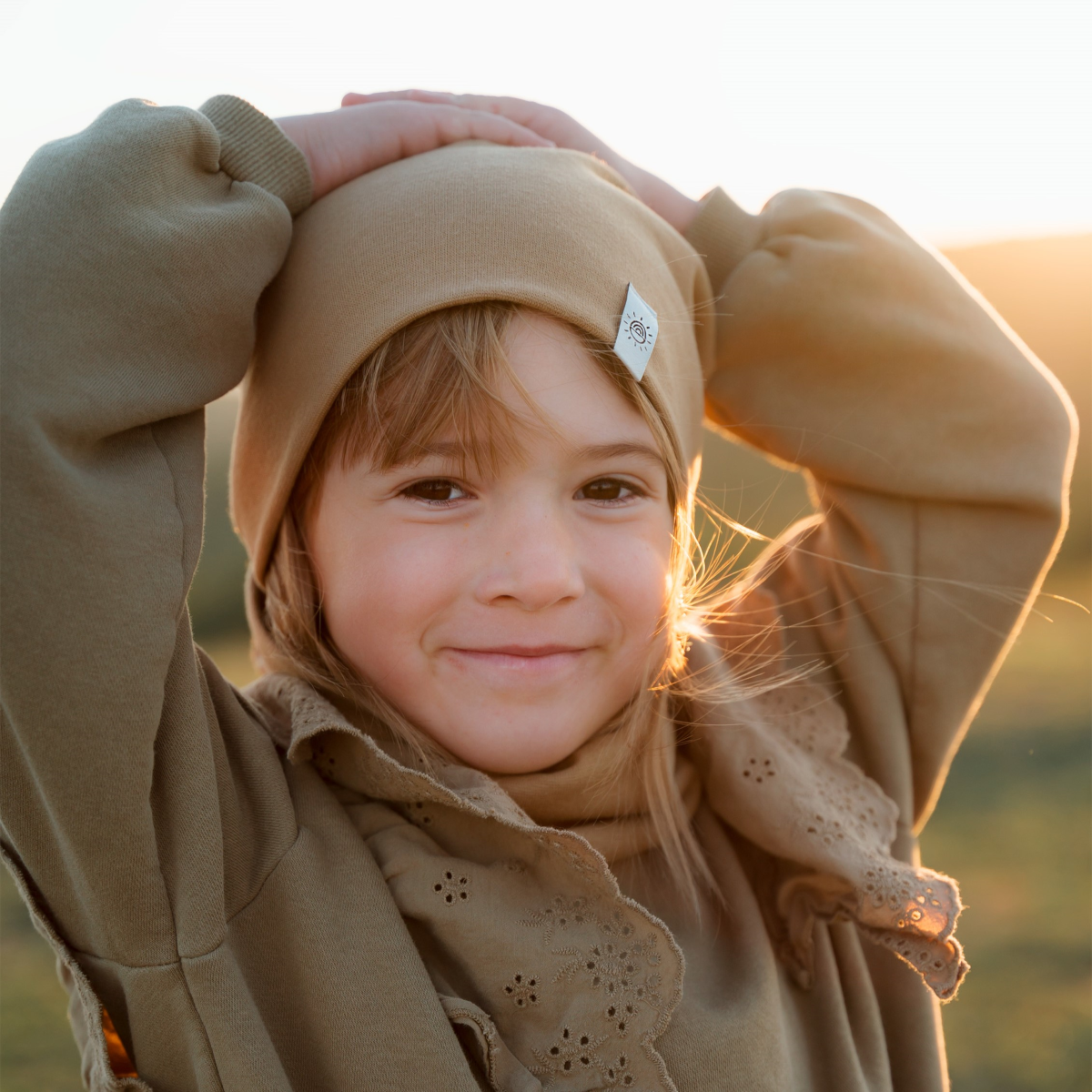 Natúr színű beanie sapka baba és mama méretben, téli sapka, kétrétegű sapka