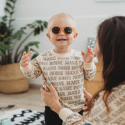 Kisfiú napszemüvegben egyedi pippadu pulóverben mosolyog a kamerába - pippadu