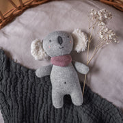 Plüss koala mályva sállal újszülött ajándék - puha organikus plüss anyagból - Pippadu