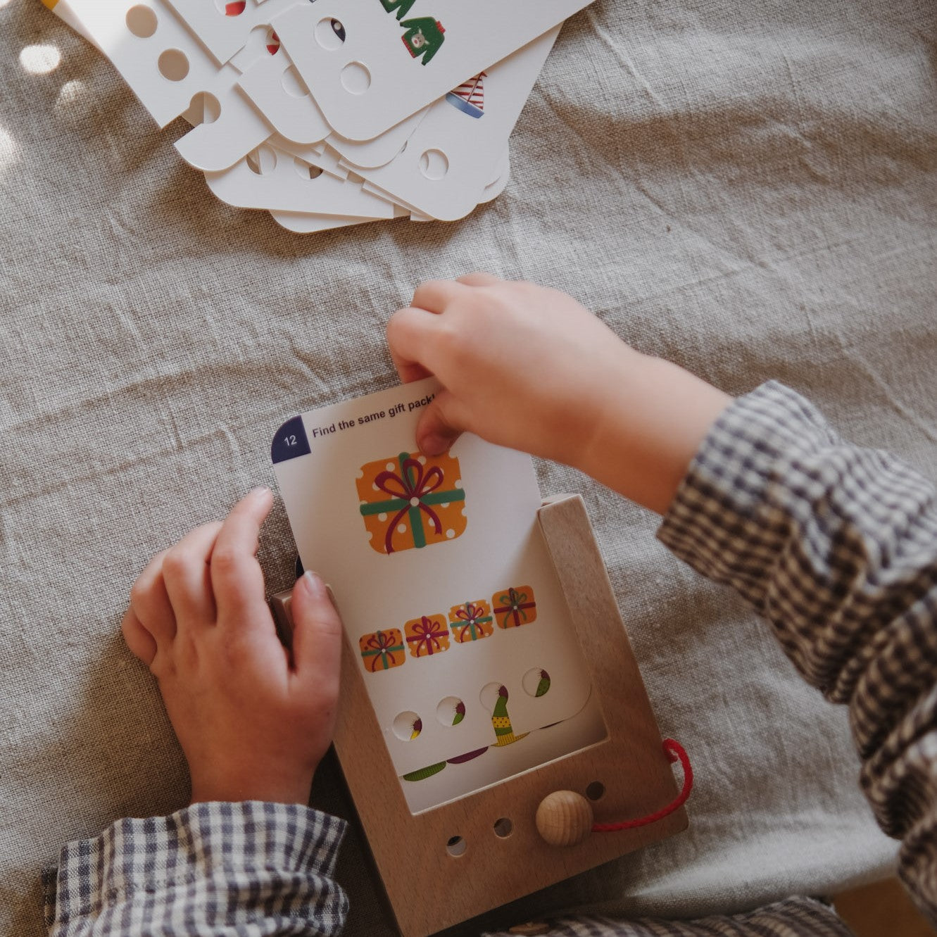 Puncho fejlesztő játék gyerekeknek fa tartóval - kedves Mikulás ajándék, ötletes karácsonyi ajándék