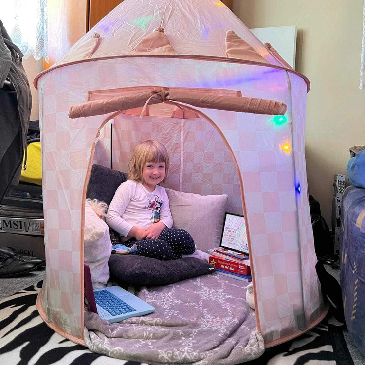 Kislány mosolyogva ül Kid's Concept kockás játszósátorban