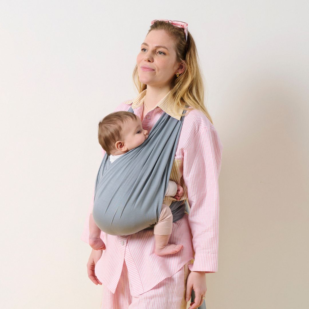Elysé Rugalmas derékpántos kendő Boy Blue színben használat közben