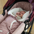 Kisbaba virágmintás babafészekben pihen a babakocsiban - Pasito a Pasito