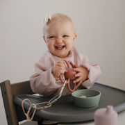 Mushie belebújós előke - púderrózsaszín