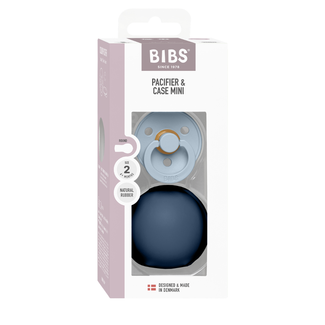 BIBS Colour cumi mini cumitartó tokkal acélkék színben, átlátható csomagolásban, kettes méretben.