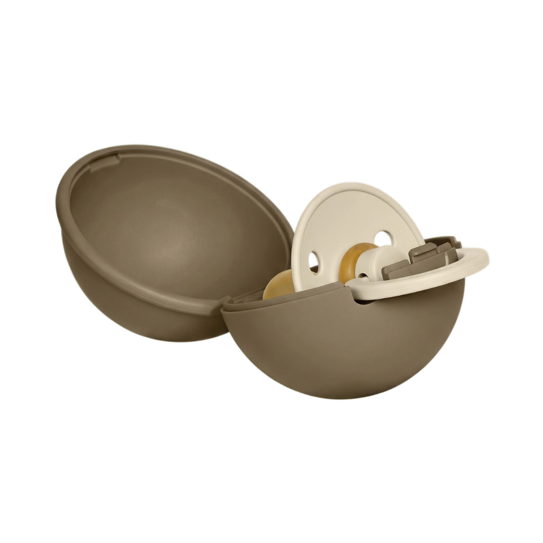 Nyitott BIBS mini cumitartó tok benne egy BIBS Colour natúr kaucsuk cumi