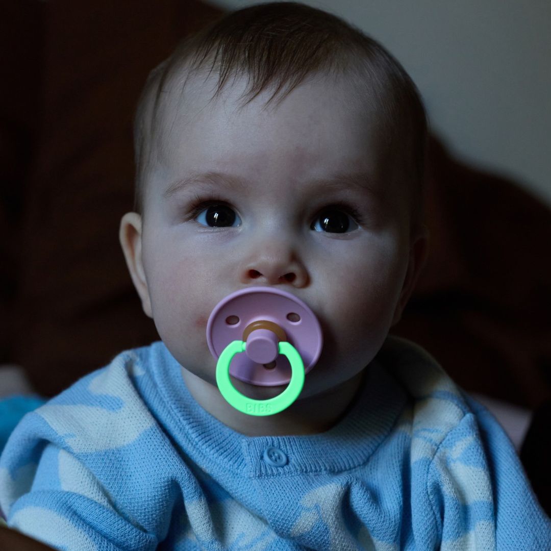 BIBS Colour cumi esti babarózsaszín színben, kisbaba szájában