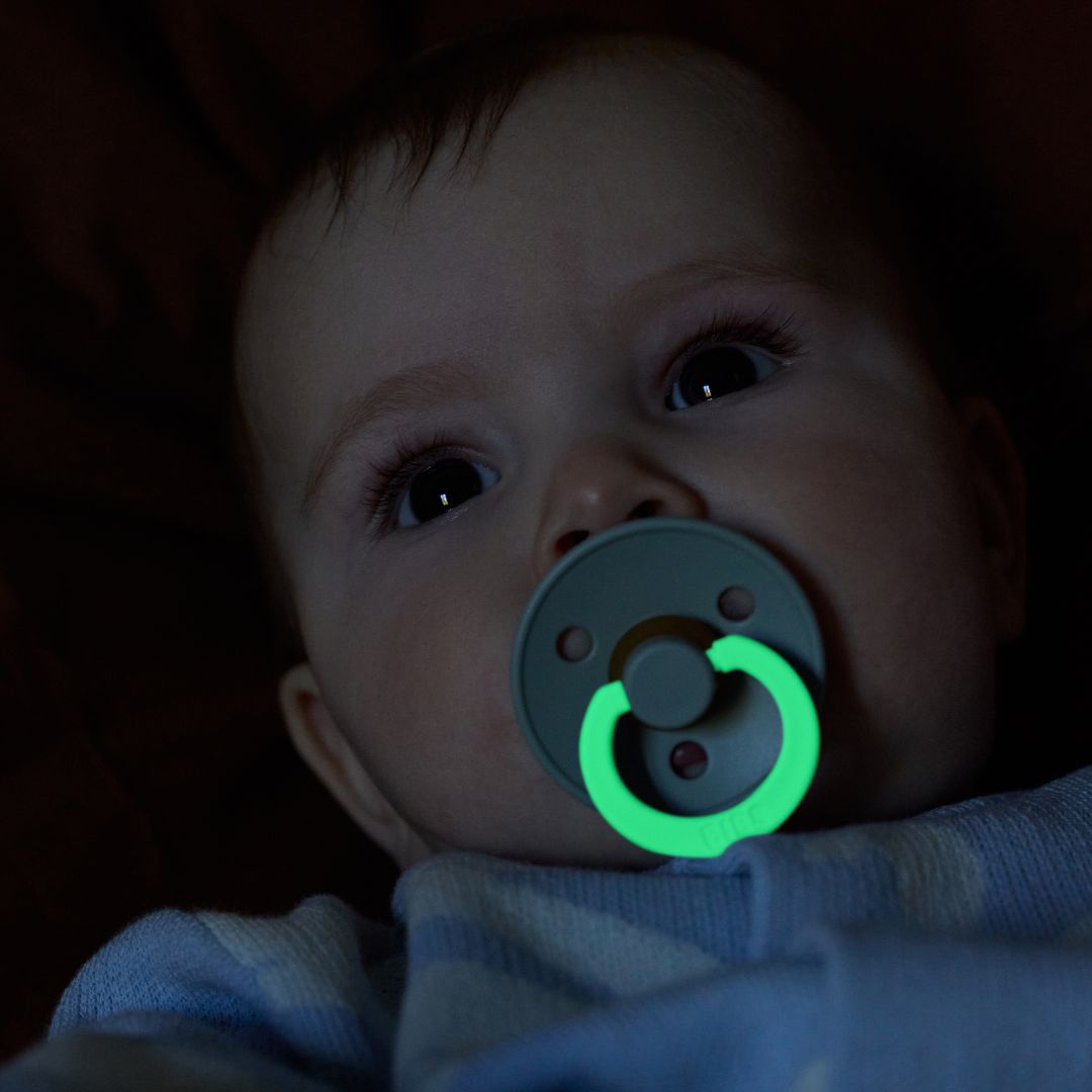 Kisbaba szájában BIBS Colour cumi esti fenyőzöld cumi világító fogantyúval
