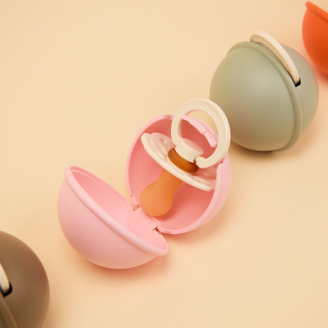 BIBS Colour cseresznye formájú natúr kaucsuk cumi babarózsaszín nyitott cumitartóban