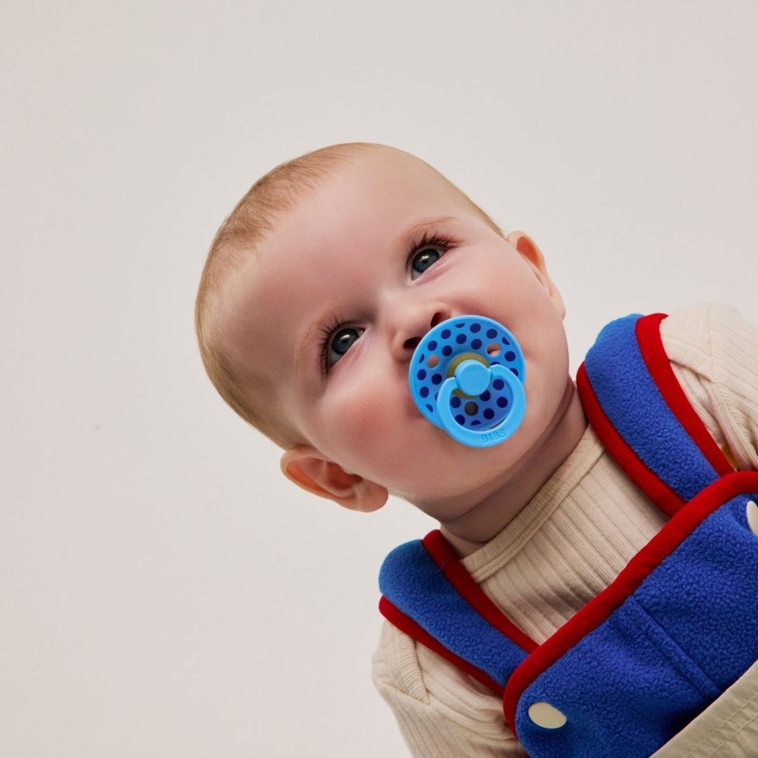 Kisfiú szájában BIBS Studio Polka Medium Colour cumi - tavaszi szellő/búzavirág