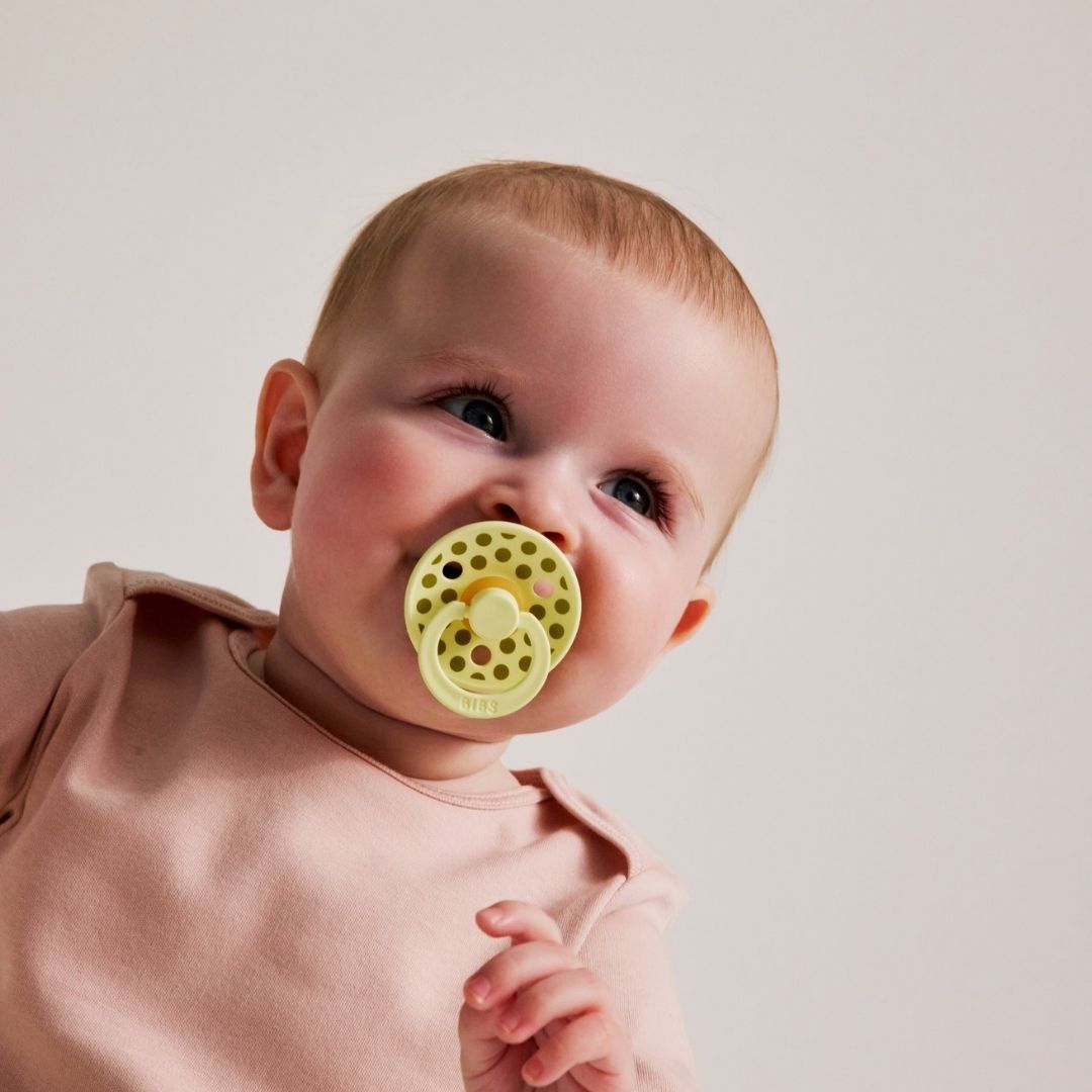 Kisbaba szájában BIBS Studio Polka Medium Colour cumi - luna/wasabi