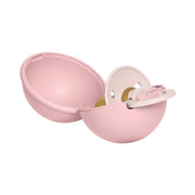 Egy kézzel nyitható babarózsaszín BIBS mini cumitartó félig nyitva, benne a BIBS Colour cumival.