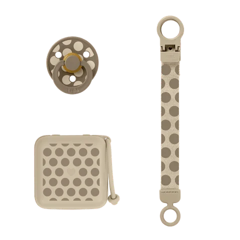 A BIBS Studio Polka ajándékcsomag tartalma: cumi, cumilánc és cumitartó