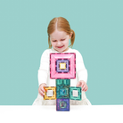 Gyermek épít a Connetix pasztell Portal Pack 48 db mágneses építőjáték átlátszó elemeivel.