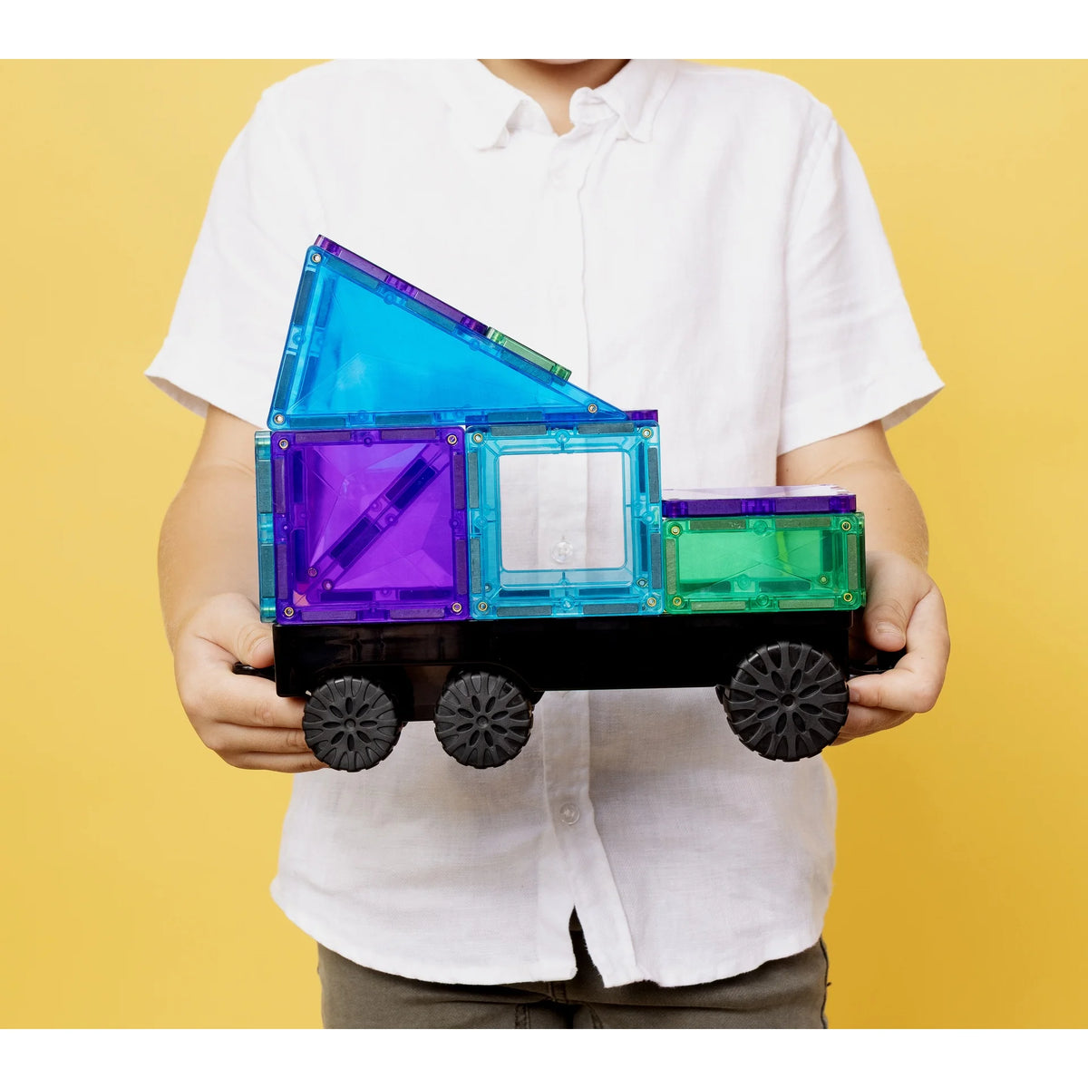 Kisfiú a CONNETIX élénk Transport Packből épített járművel