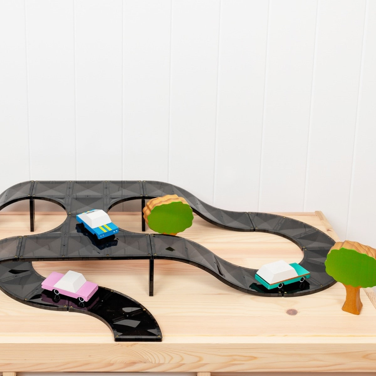 CONNETIX fekete autópálya felüljárókkal, autókkal