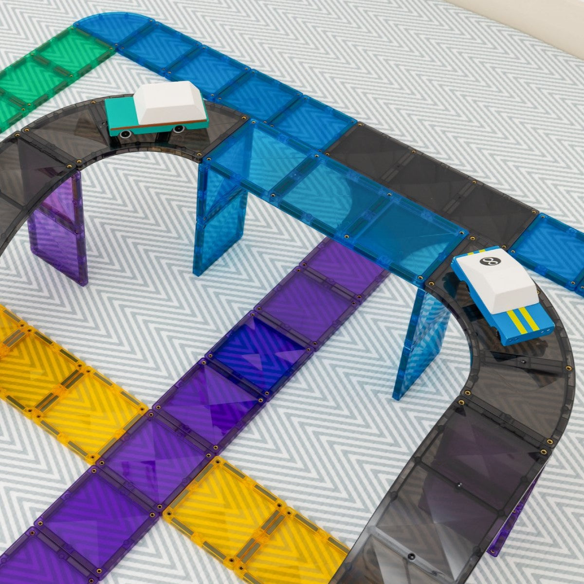 CONNETIX autópálya színes és fekete elemekkel  színes autókkal, felüljáróval