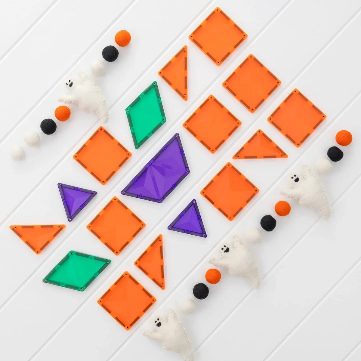 A CONNETIX Halloween Pumpkin Pack narancs, lila és zöld elemei halloweeni dekoráció mellett