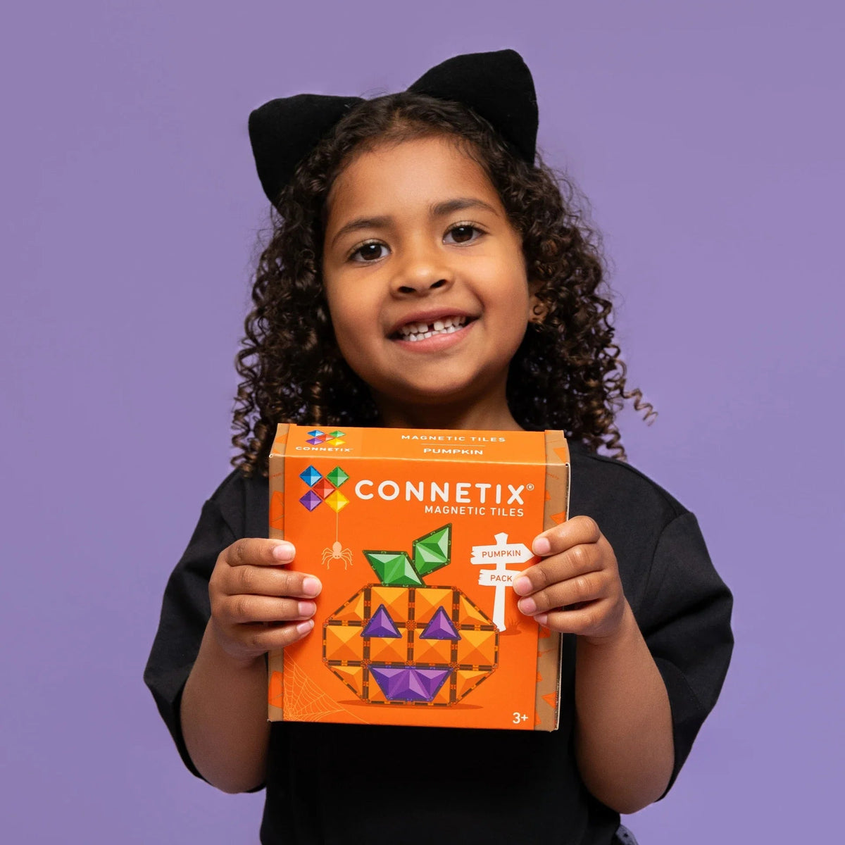Kislány a CONNETIX Halloween Pumpkin Pack dobozával