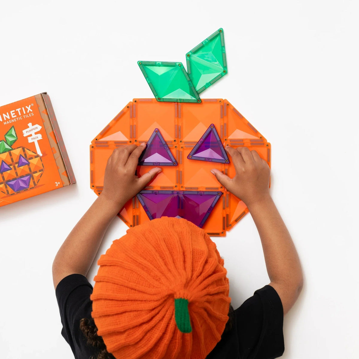 Gyerek tököt épít a CONNETIX Halloween Pumpkin Pack mágneses elemeiből