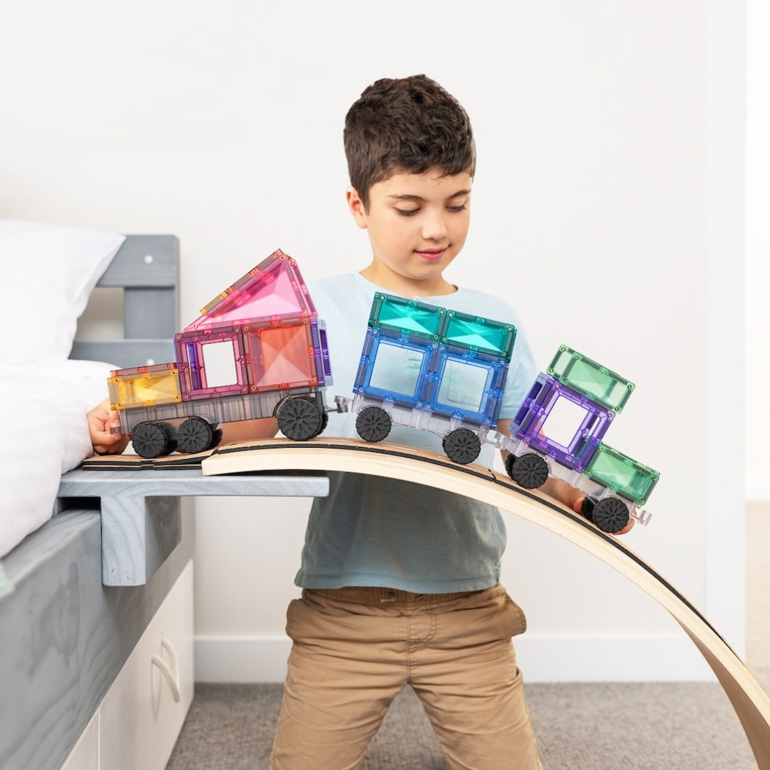 Gyermek járművet épít a CONNETIX Pastel Transport Pack mágneses darabjaiból