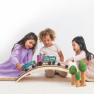 Gyermekek játszanak a CONNETIX mágneses építőjáték pasztell Transport Pack színes elemeivel