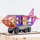 Felépített járműv a CONNETIX mágneses építőjáték pasztell Transport Pack elemeiből