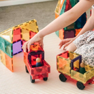 Gyerek a CONNETIX mágneses építőjáték szivárvány színű Motion Pack készletével játszik, épít