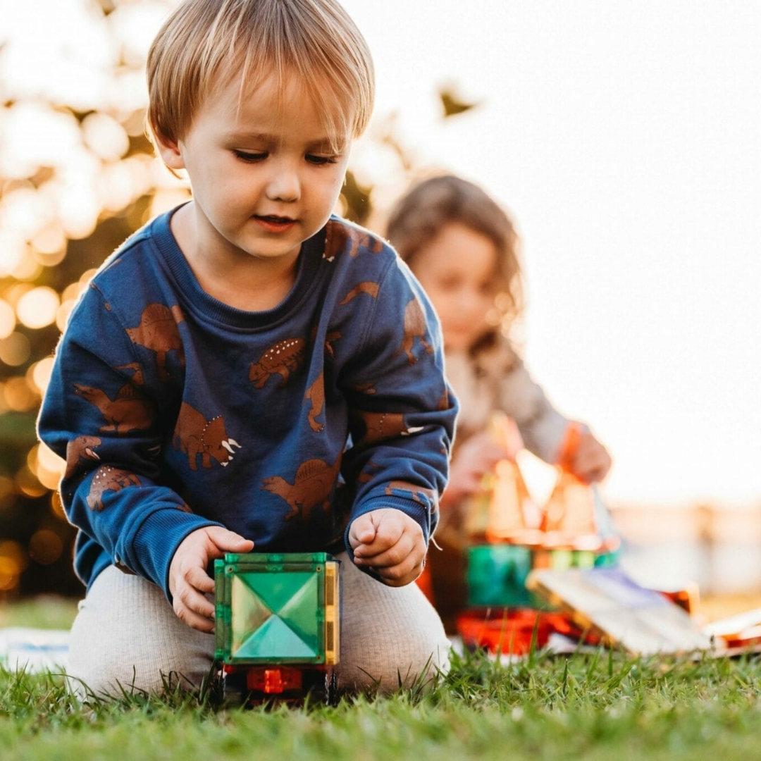 Gyermek játszik a CONNETIX mágneses építőjáték (szivárvány) Motion Pack színes elemeivel