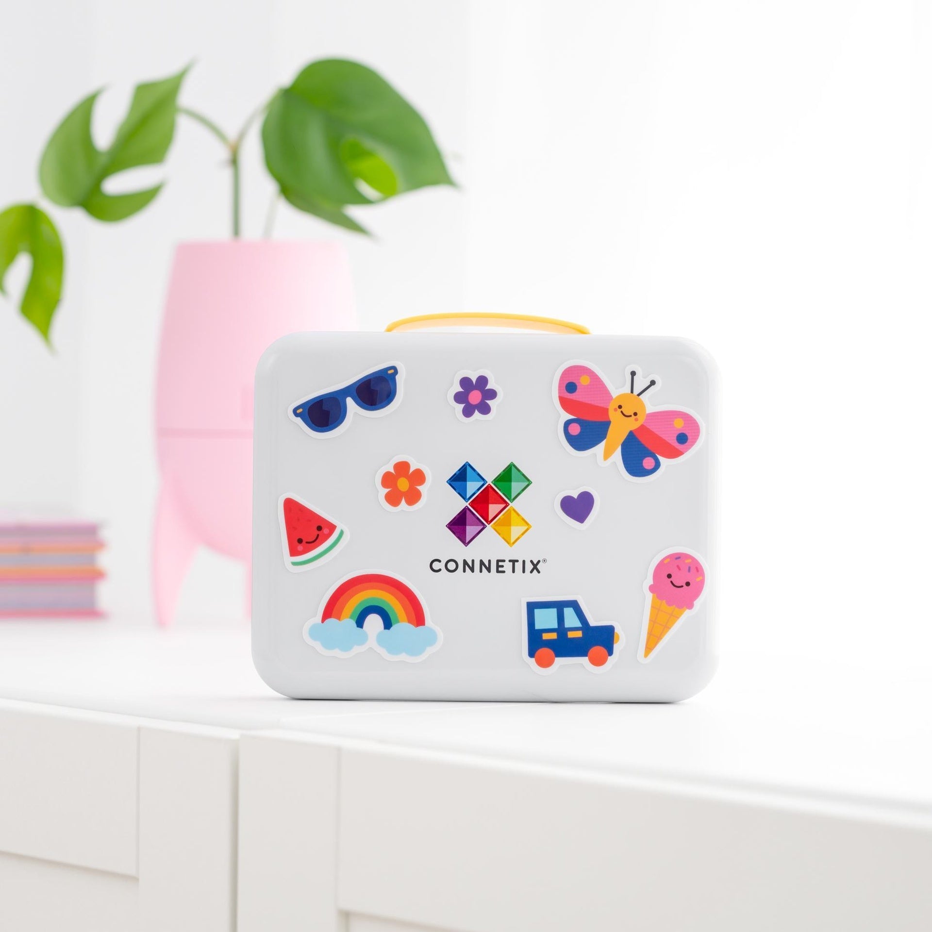 Nyári témájú szilikon matricákkal és mini mágneses elemekkel díszített CONNETIX Travel Pack hordozható fém doboz