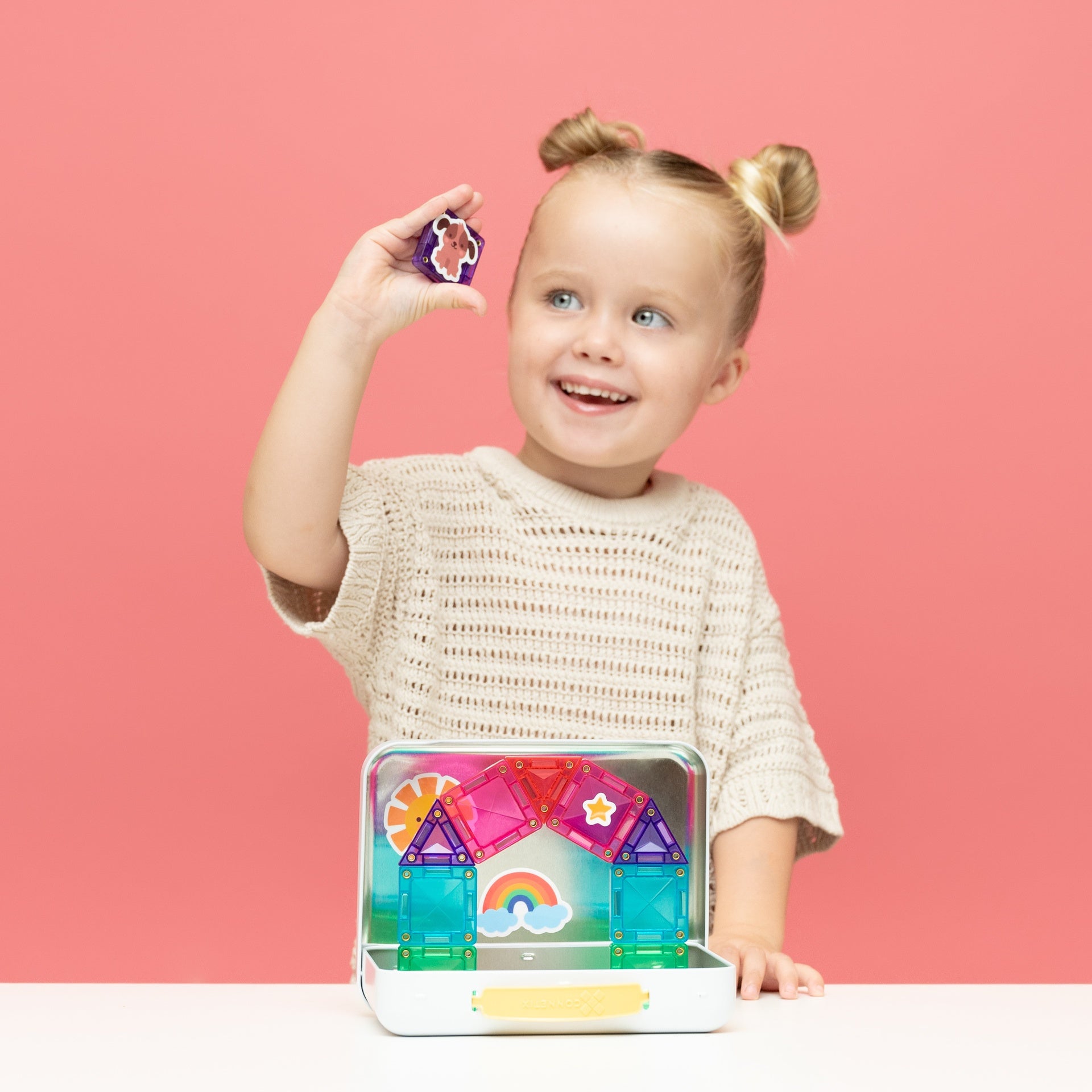 Kislány mini utazós Connetix készlettel játszik - újra felhasználható matricák, praktikus, fém tárolódoboz
