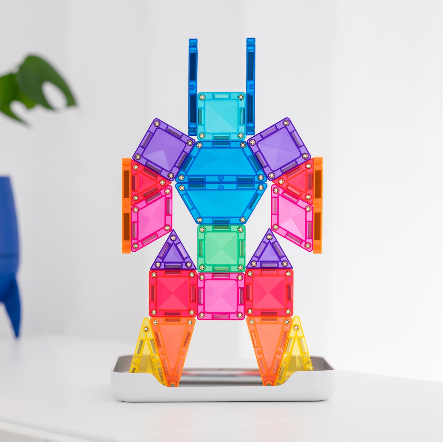 Színes robot figura CONNETIX Travel Pack 32 db-os mini mágneses építőelemekből megépítve