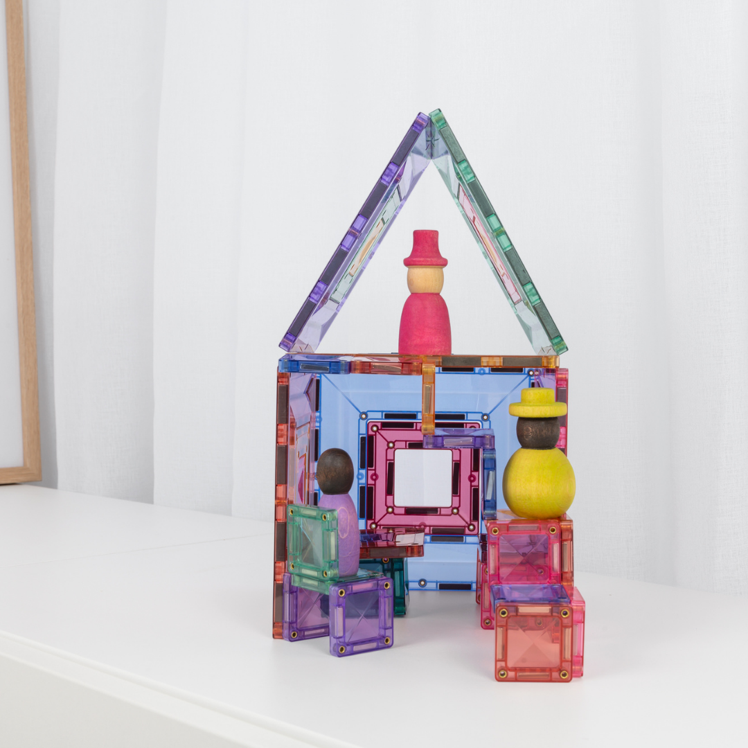 Ház építmény figurákkal a Connetix pasztell Portal Pack 48 darabos mágneses építőjátékból