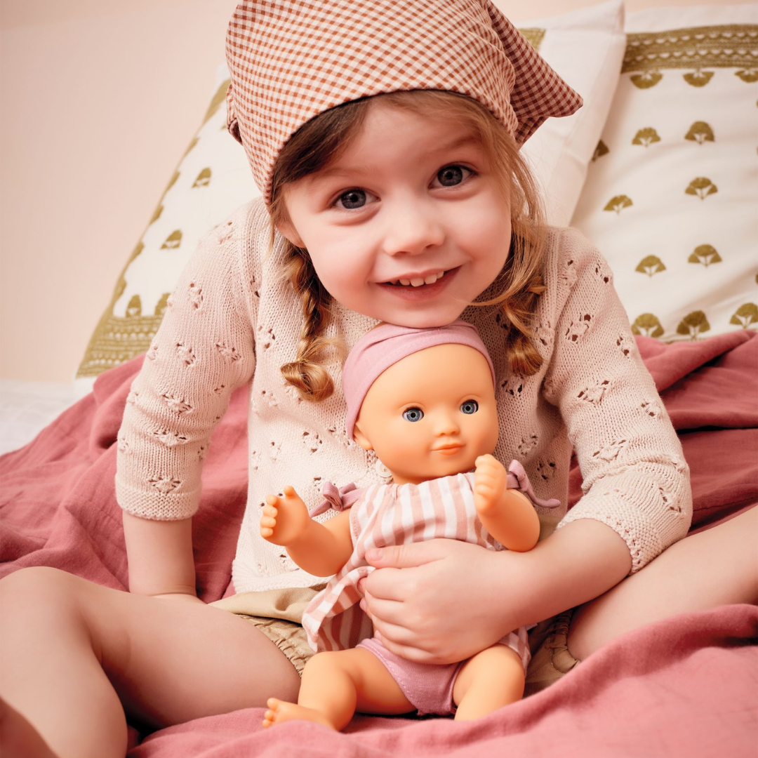 Djeco alvós és pancsolós baba ruhával és alsóneművel: Szilva, 32 cm-es magasságával