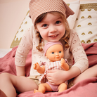 Djeco alvós és pancsolós baba ruhával és alsóneművel: Szilva, 32 cm-es magasságával