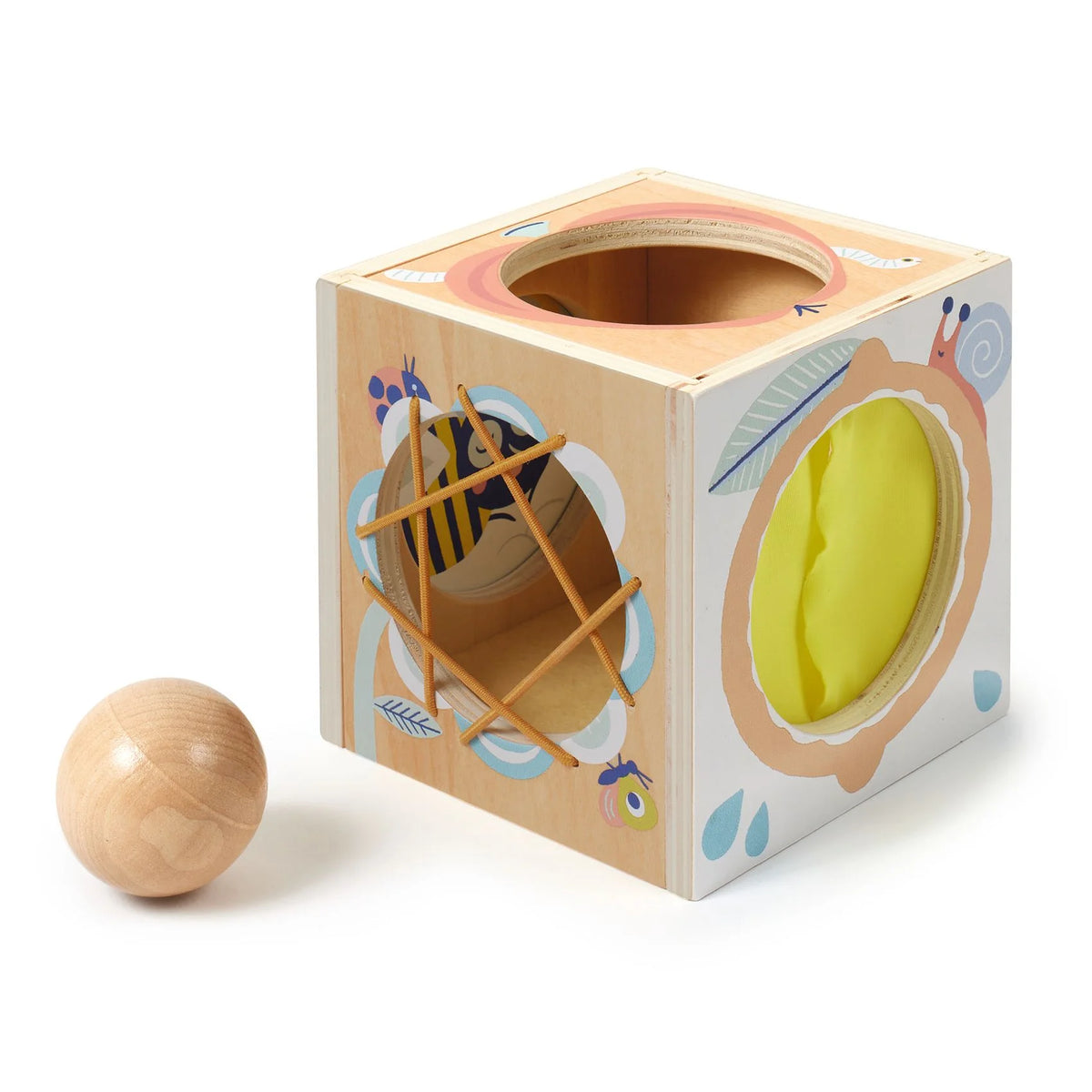 Djeco Matatócka (BabyBox) fa matatókocka gumihálós és sárga függönyös nyílással, mellette a fagolyó