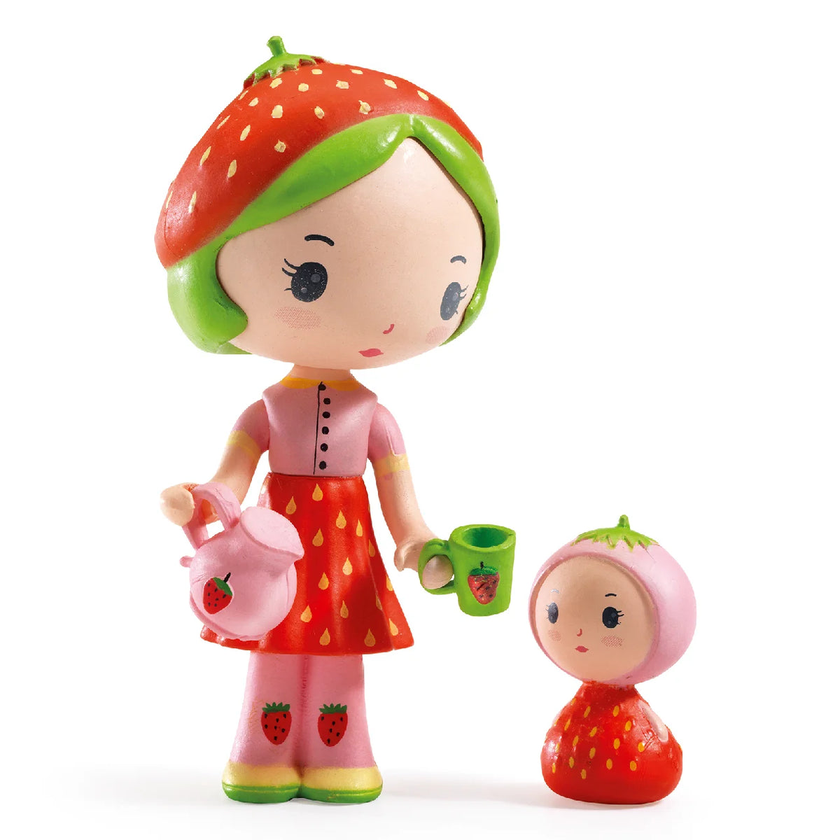 Djeco Tinyly Eperke és Szamóca (Berry & Lila) – eperlány figura epres sapkában rózsaszín kancsóval és zöld bögrével, mellette a kis Szamóca figura