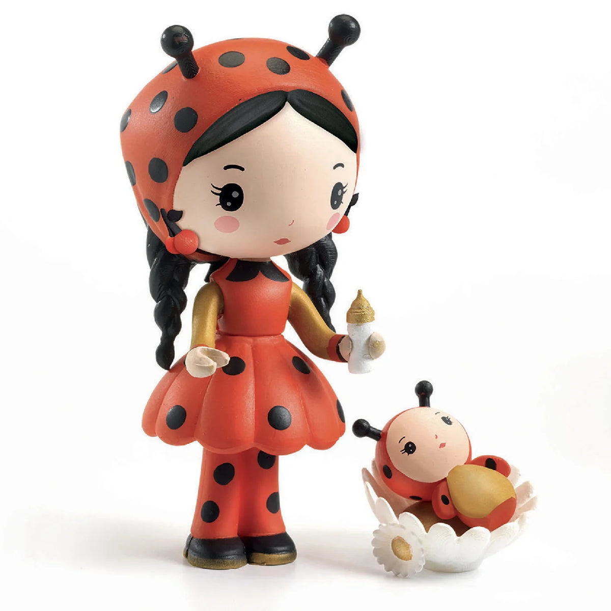 Djeco Tinyly Katica Bogival (Coco & Minico) – pöttyös ruhás katicalány figura cumisüveggel, mellette Bogi, a kis katicababa százszorszép bölcsőben