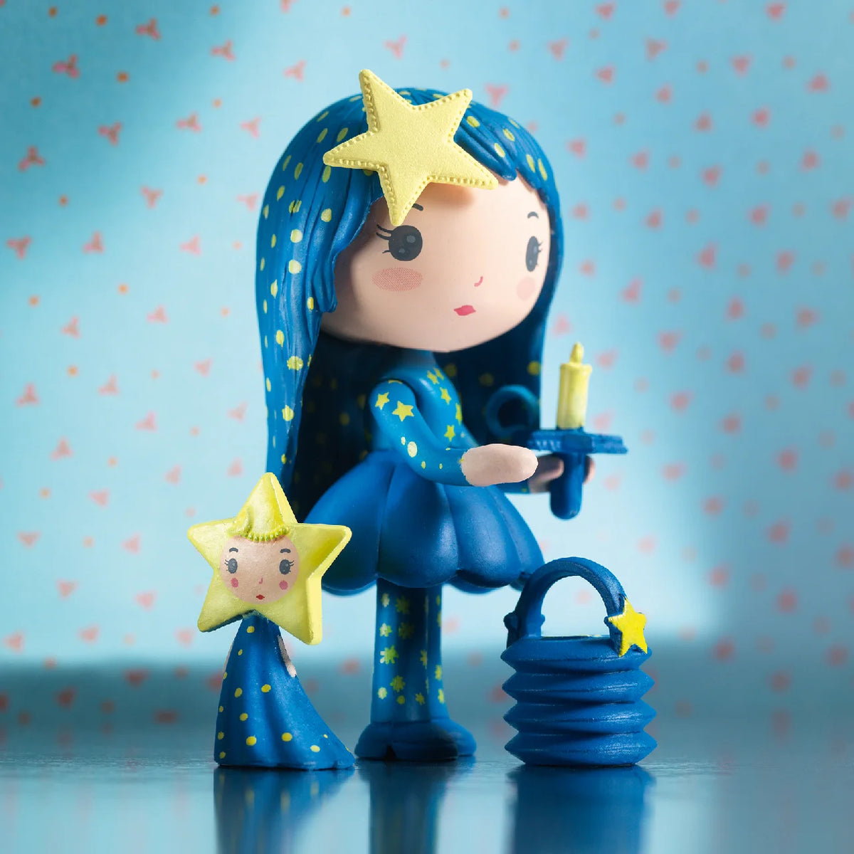 Djeco Tinyly Lujzi figura égő gyertyával a kezében, mellette Csillagfény és a lampion