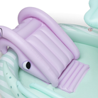 A szafari élménymedencébe épített lila-rózsaszín csíkos felfújható mini csúszda közelről.