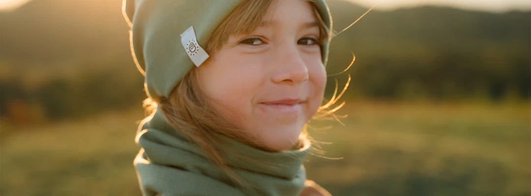 Kislány zöld beanie sapkában