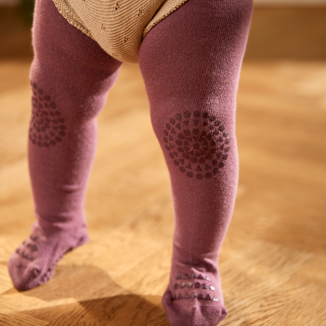 Gobabygo csúszásgátlós harisnyanadrág térd kidolgozása közelről szilva színben