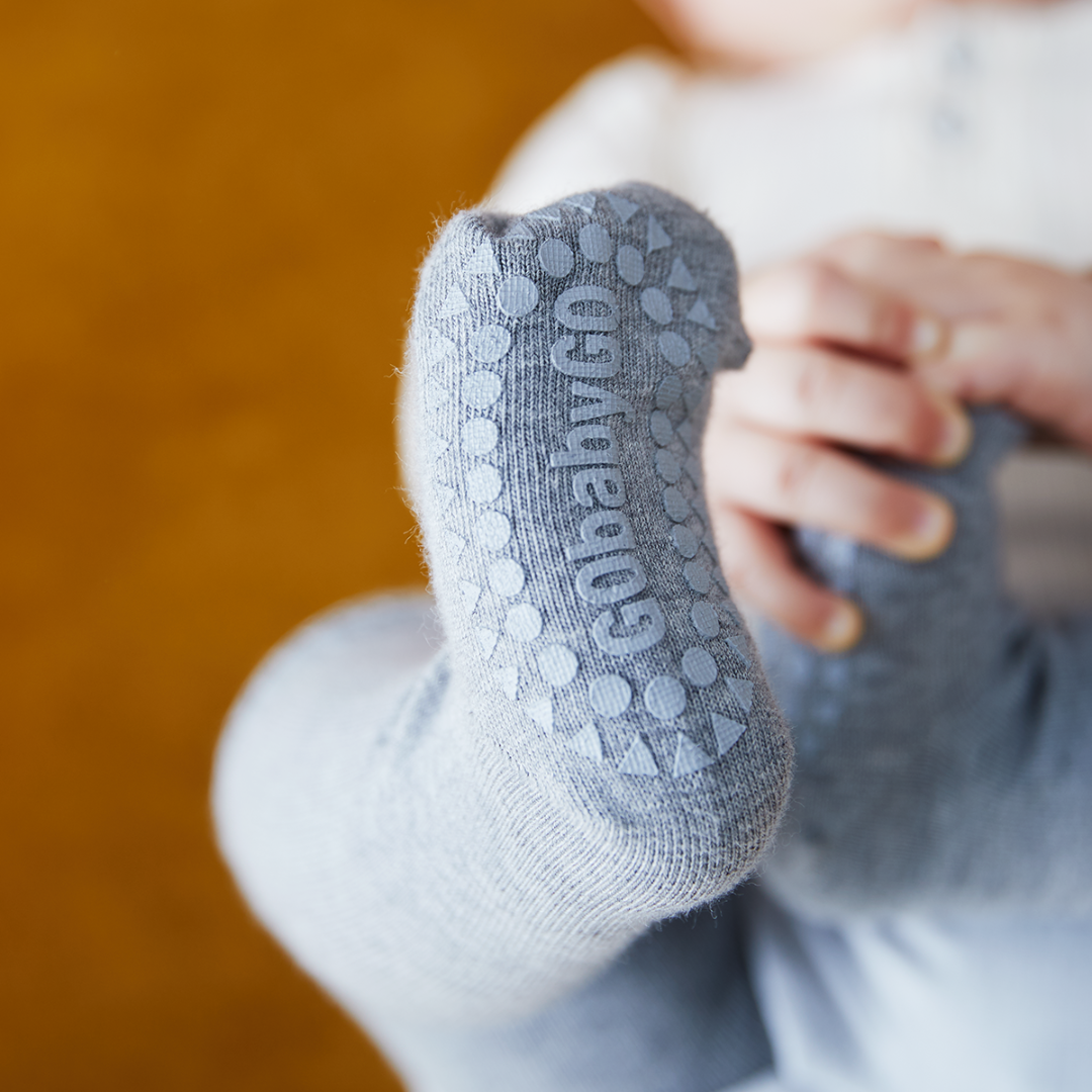 Pici baba talp csúszásgátlós szürke melange harisnyaadrágban a GoBabyGo márkától