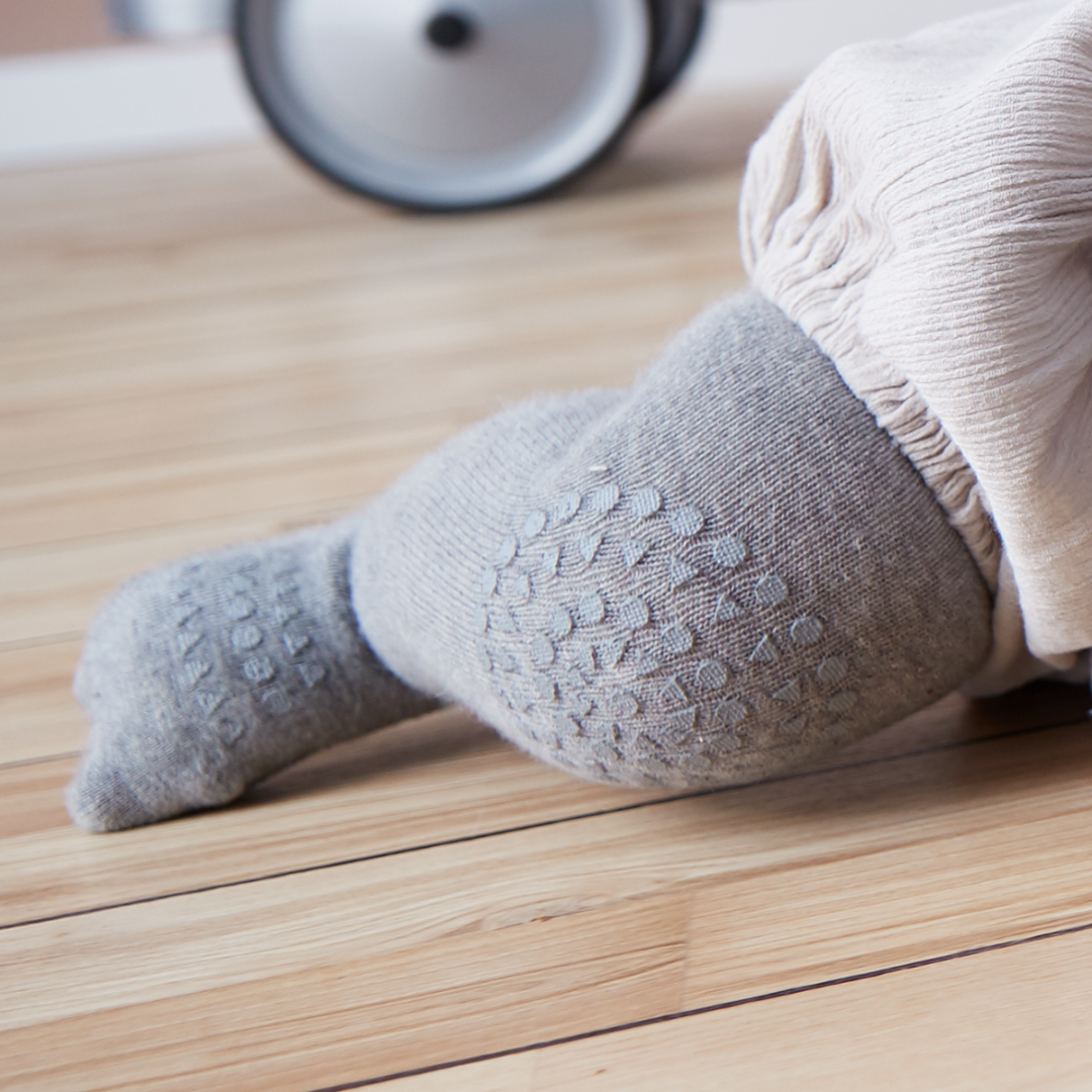 GoBabyGo csúszásgátlós harisnyanadrág - szürke melange közelről